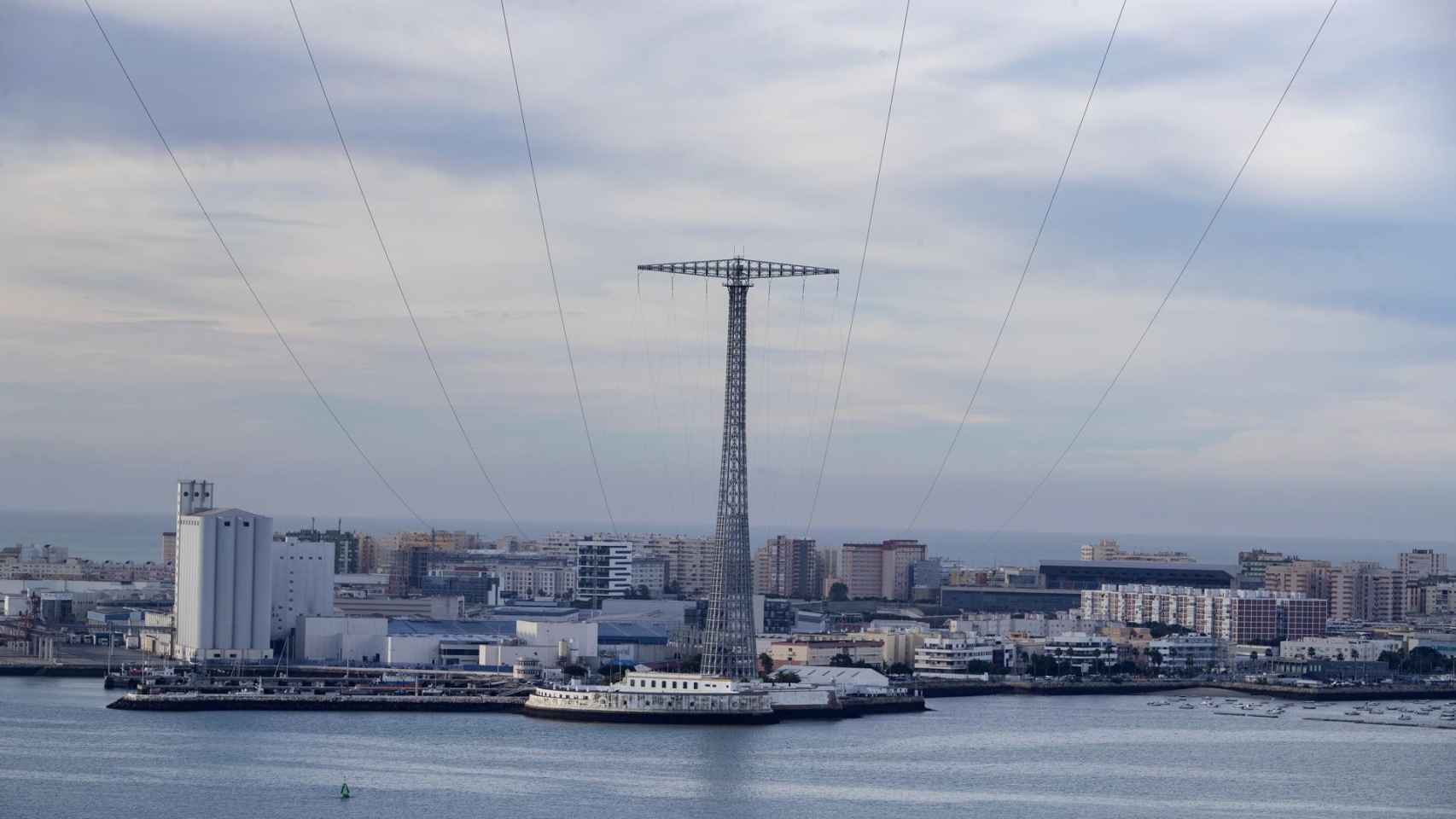 Una de las torres eléctricas con Cádiz de fondo.