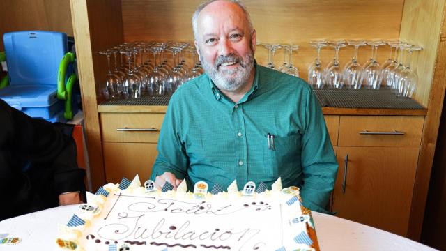 El historiador Carlos Pereira se jubila tras casi 40 años en Culleredo.