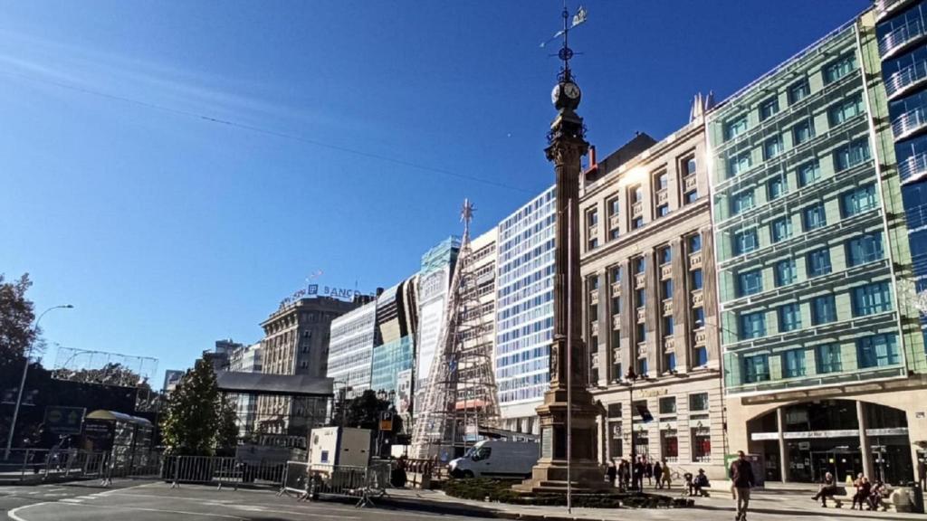 Preparativos para el encendido de las luces de Navidad en el Obelisco de A Coruña.