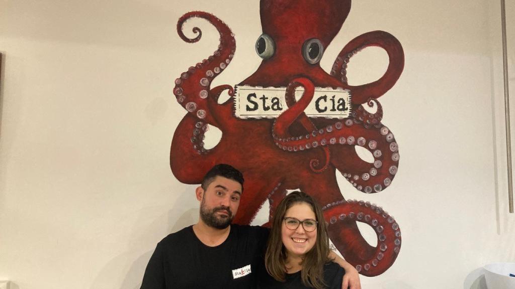 Alfonso Sánchez y Paola Rodríguez ante el mural de su plato estrella, el pulpo