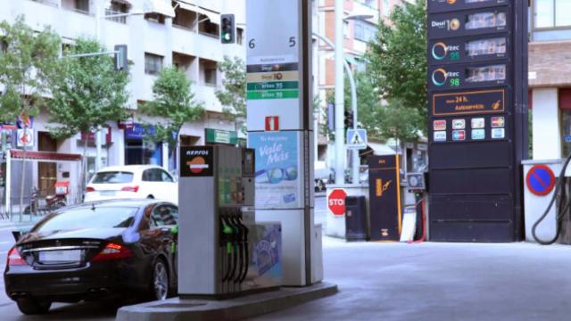 Un vehículo repostando en una gasolinera.