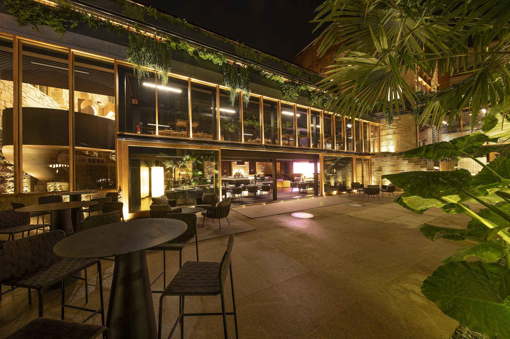 Imágenes del interior y la terraza del Templario Lounge Bar.