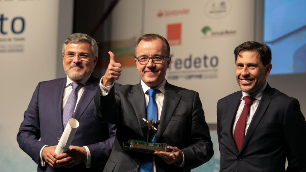 El fotógrafo Óscar Huertas tras recibir el premio entregado por Fedeto.