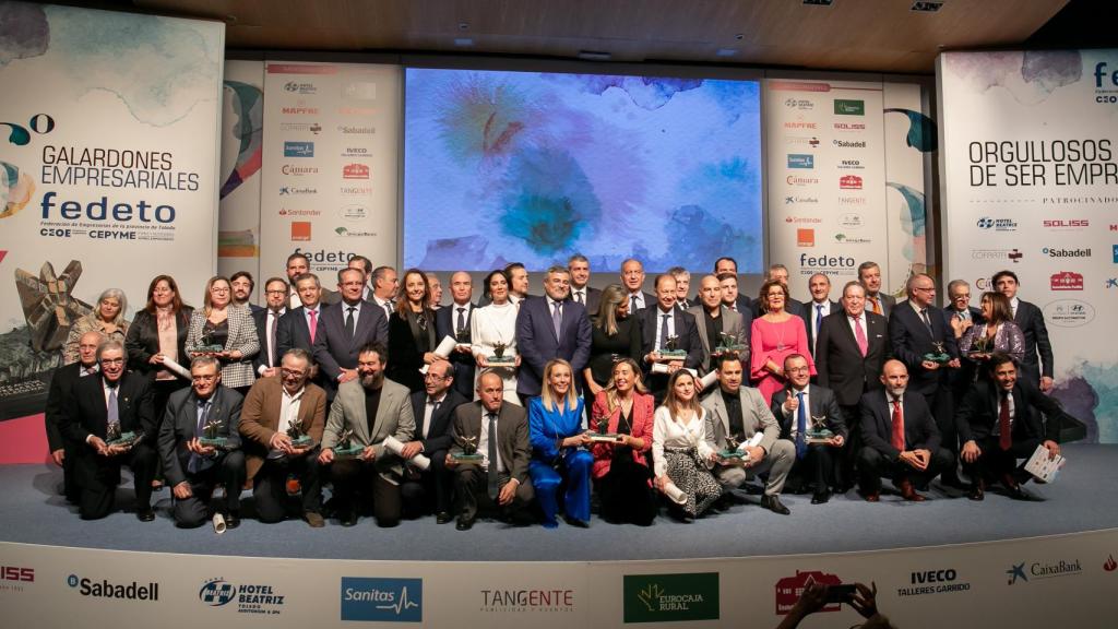 Foto de familia de todos los premiados por Fedeto.