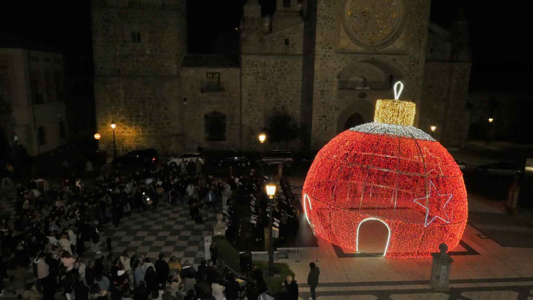 Otra imagen de la gran bola de Navidad.