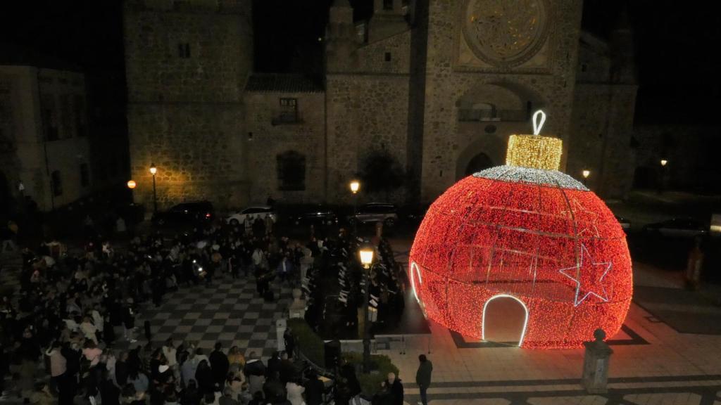 Otra imagen de la gran bola de Navidad.