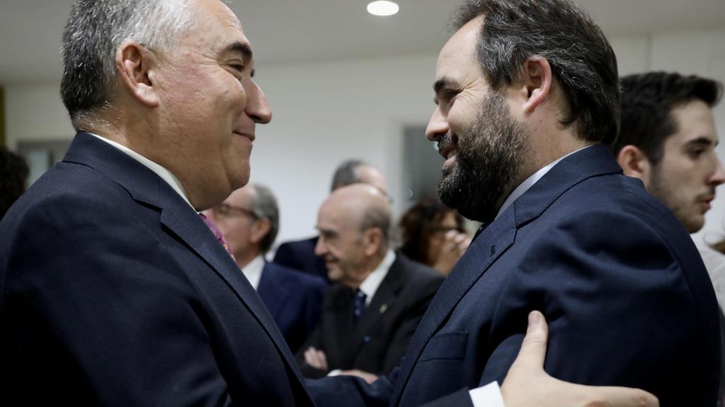 Carlos Marín (izquierda) y Paco Núñez (derecha) se saludan.