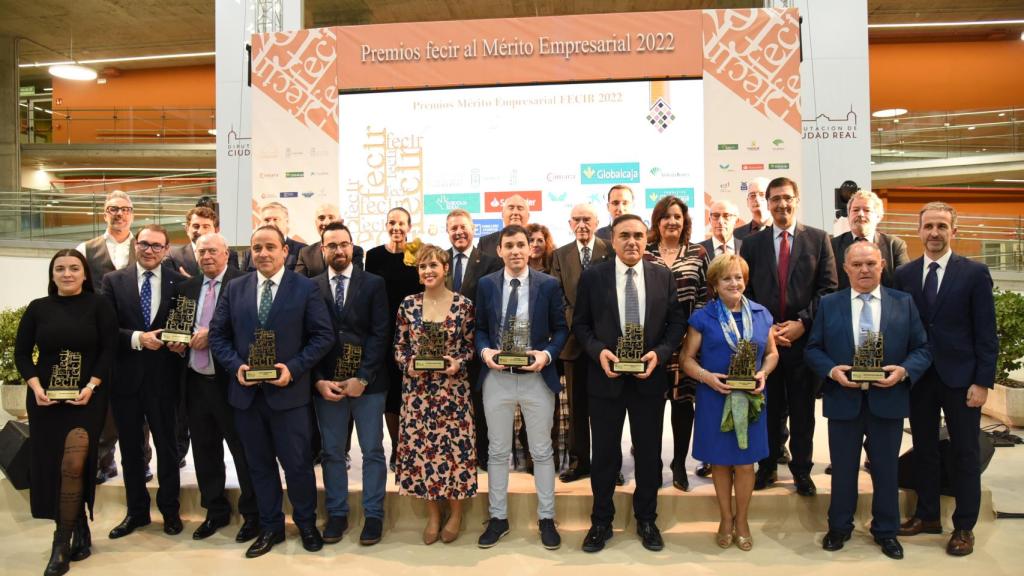 Foto de familia de los premiados por Fecir.