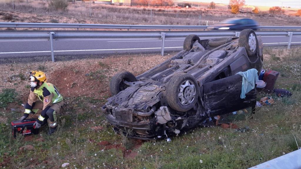 Un bombero trabajando tras el accidente ocurrido en Tarancón. Imagen publicada en Twitter por '@cuenca112'