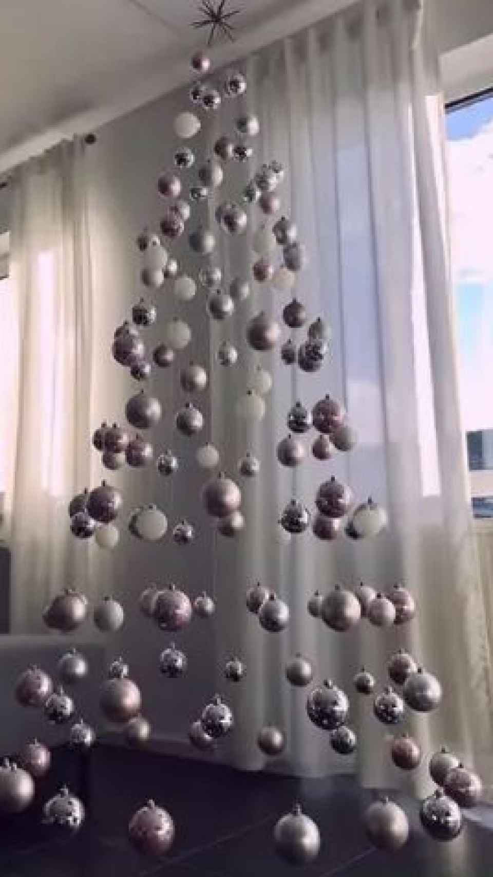Árbol de Navidad con bolas colgantes.