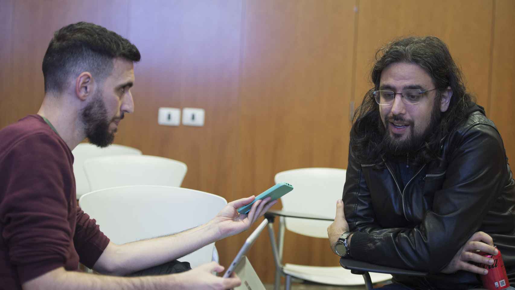 Rami Ismail (d), durante una entrevista en Gamelab con el periodista Nacho Requena (i).