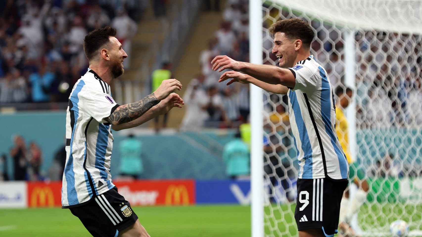 Messi y Juián Álvarez celebran el segundo gol en el Argentina - Australia