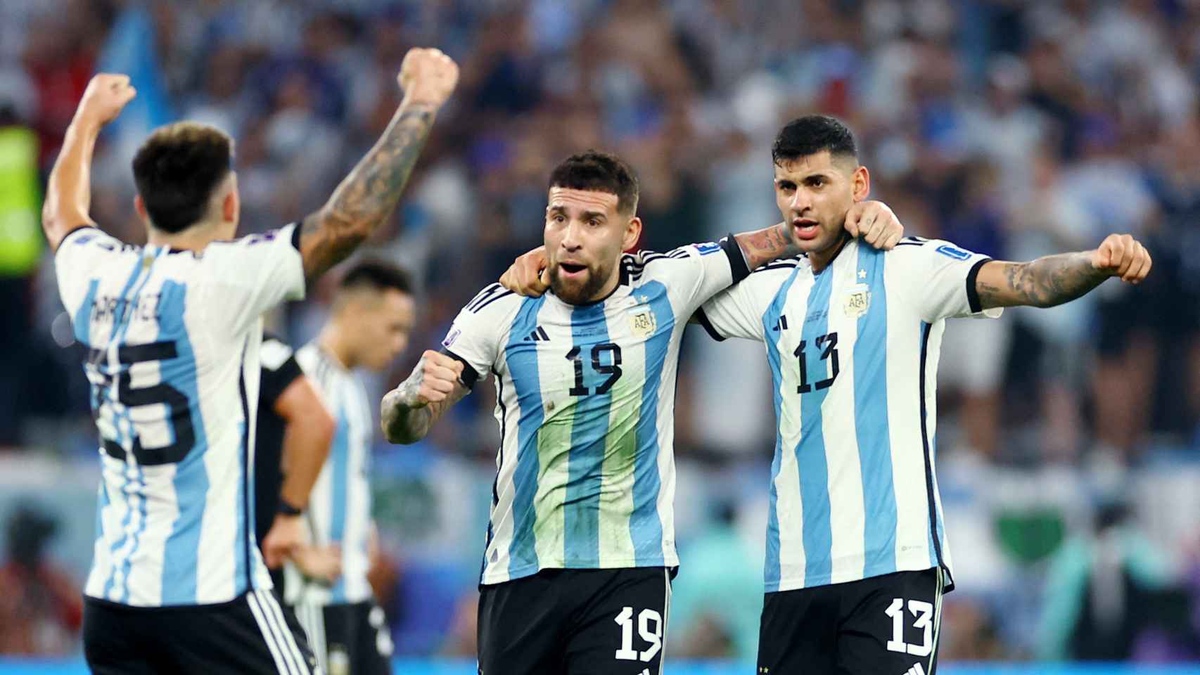 Los jugadores de Argentina celebran el pase.