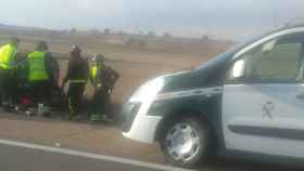 Los bomberos y la Guardia Civil de Tráfico trabajando en un accidente