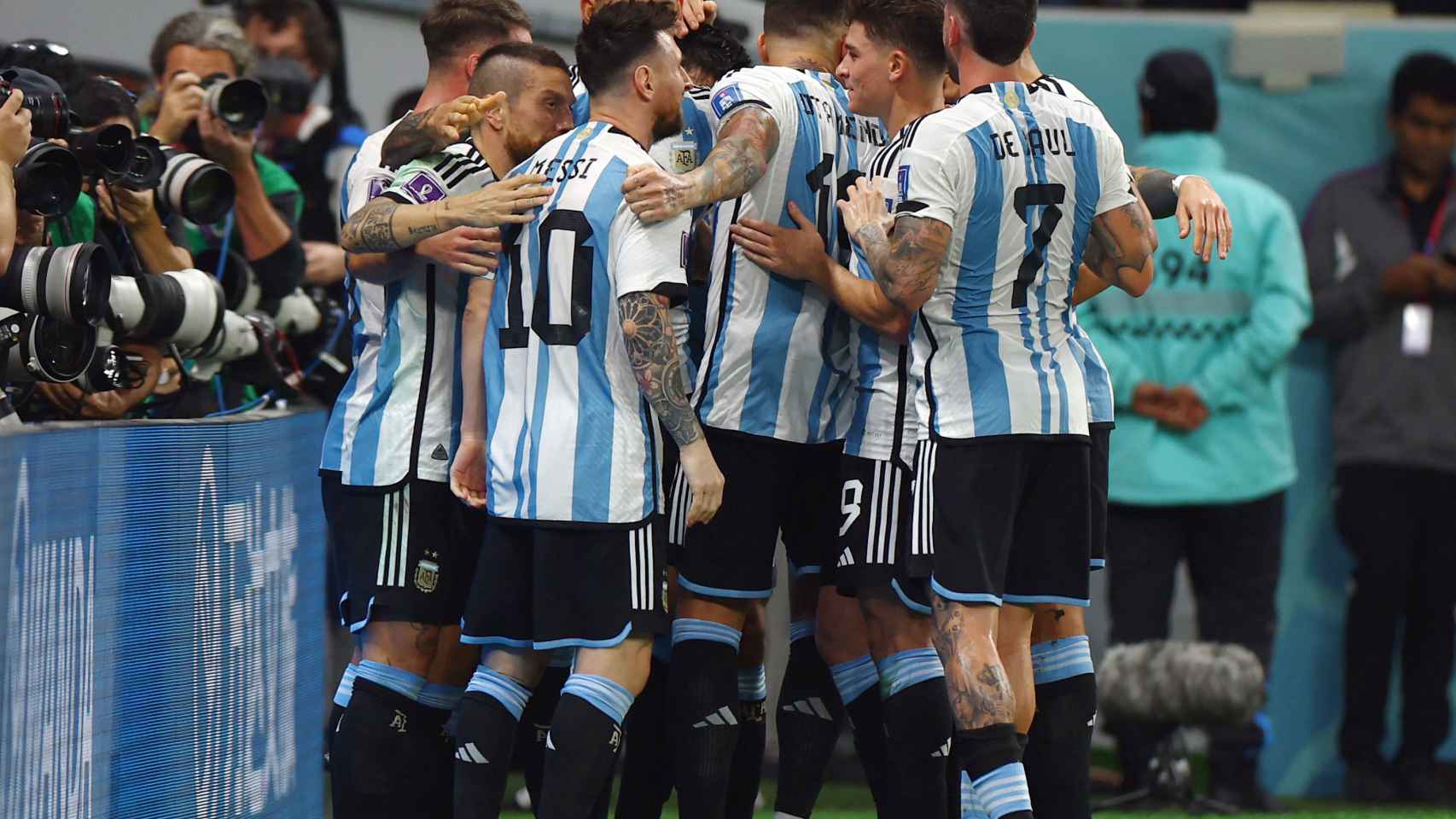 Los argentinos celebran el gol de Messi en el Argentina - Australia