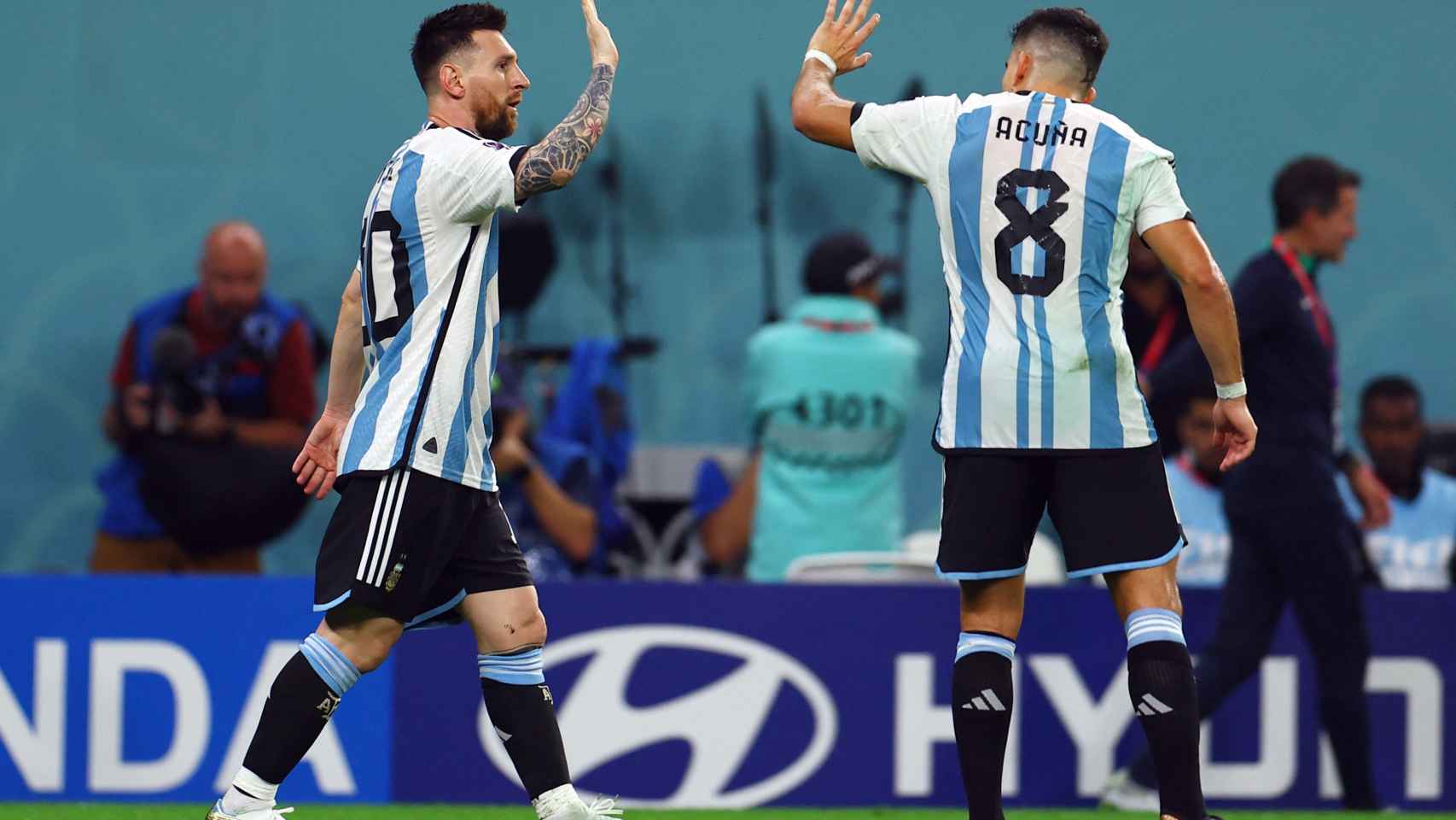 Messi y Acuña, en el Argentina - Australia