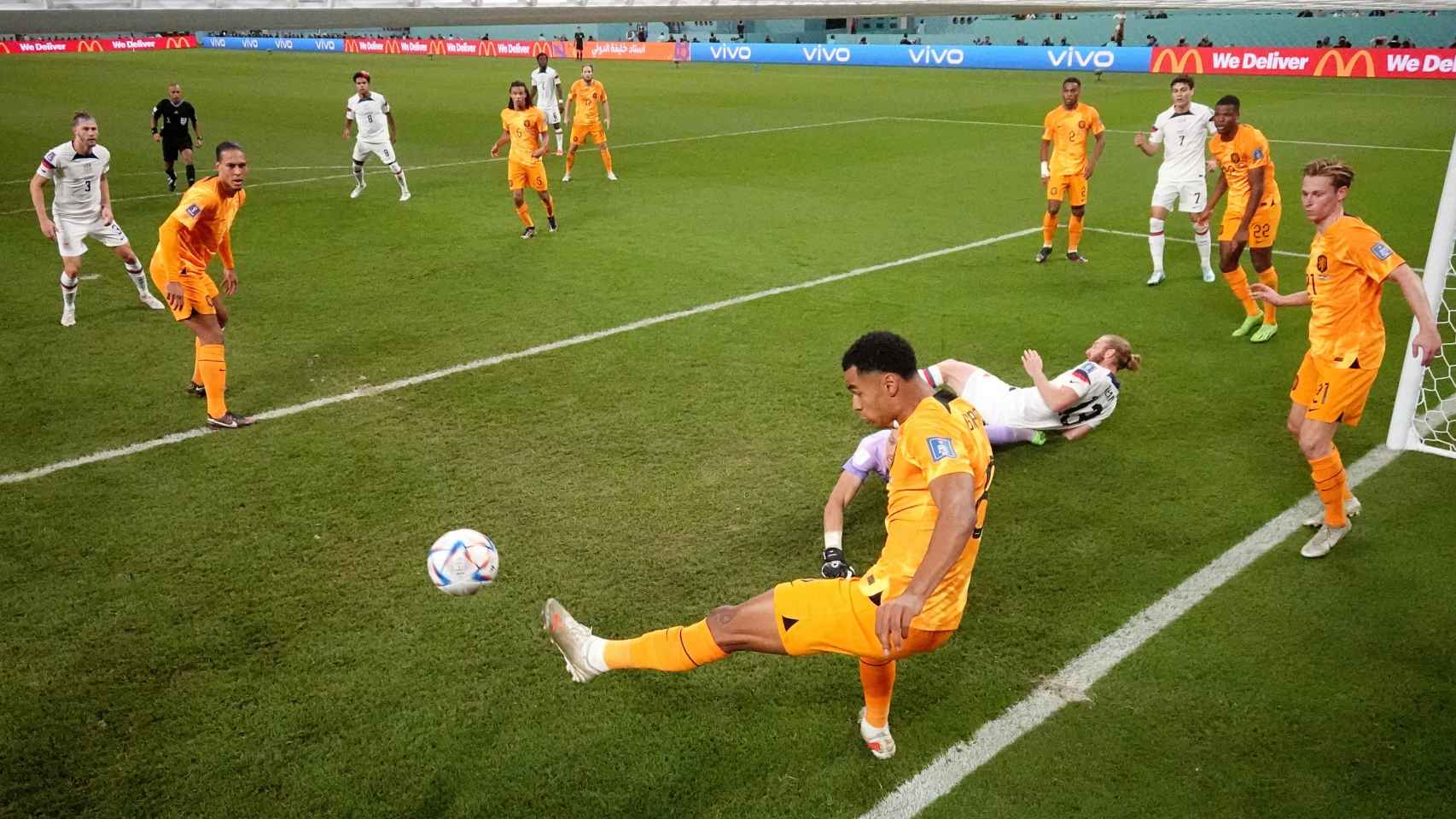 Gakpo salva el gol en la línea