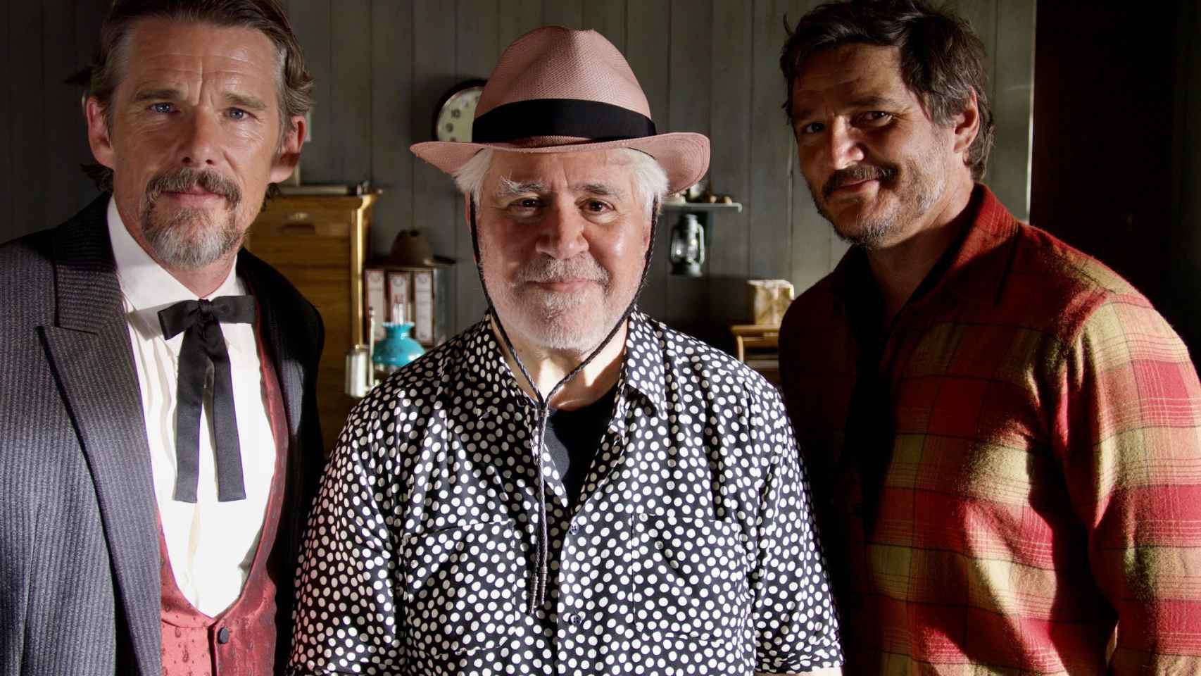 Pedro Almodóvar (c), con Ethan Hawke (i) y Pedro Pascal (d) durante el rodaje de 'Strange Way of Life'. Foto: El Deseo