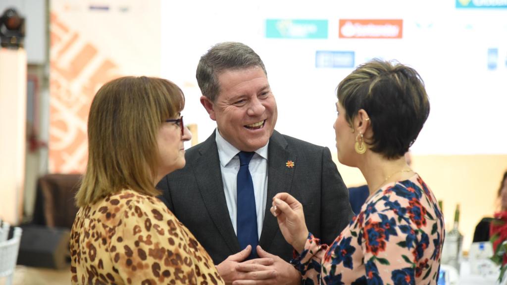 Emiliano García-Page charla con dos empresarias durante la gala de premios de Fecir.