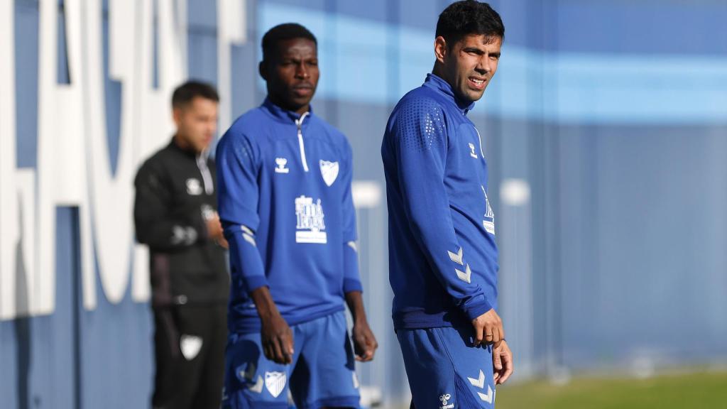 Juanfran e Issa Fomba durante un entrenamiento con el Málaga CF