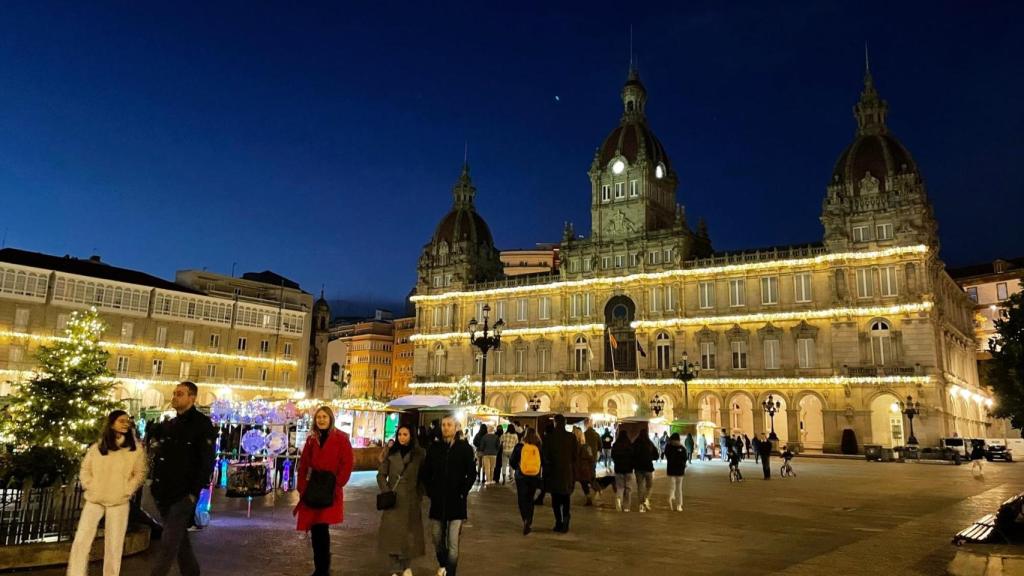 La Plaza de María Pita de A Coruña tras el encendido de las luces de Navidad en 2022.