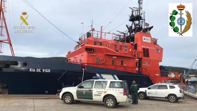 Incautados 300 kilos de centollo y 44 kilos de ostras en la ría de Ferrol y Ares