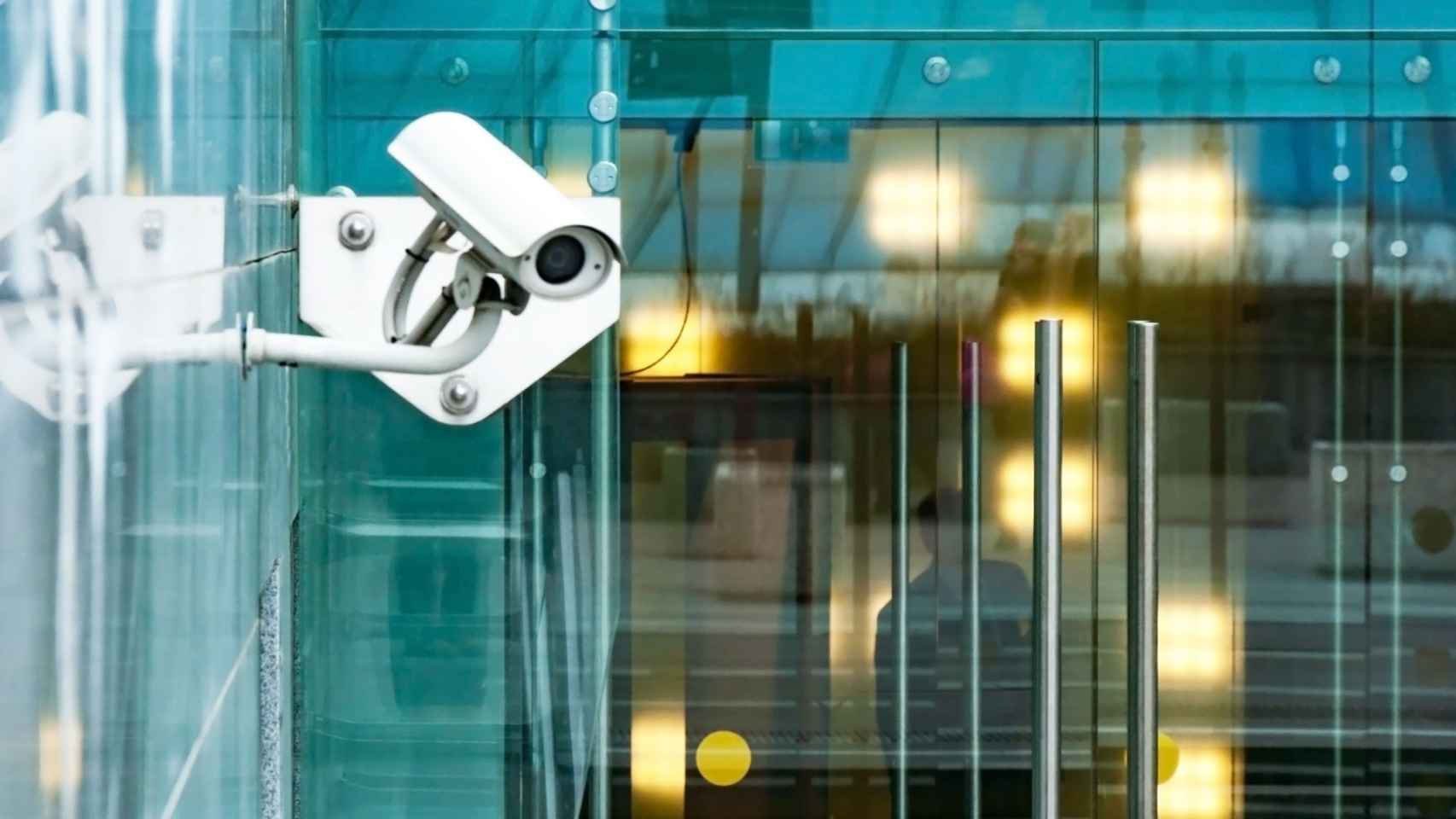 ¿Puedo instalar cámaras de videovigilancia para controlar a los trabajadores?