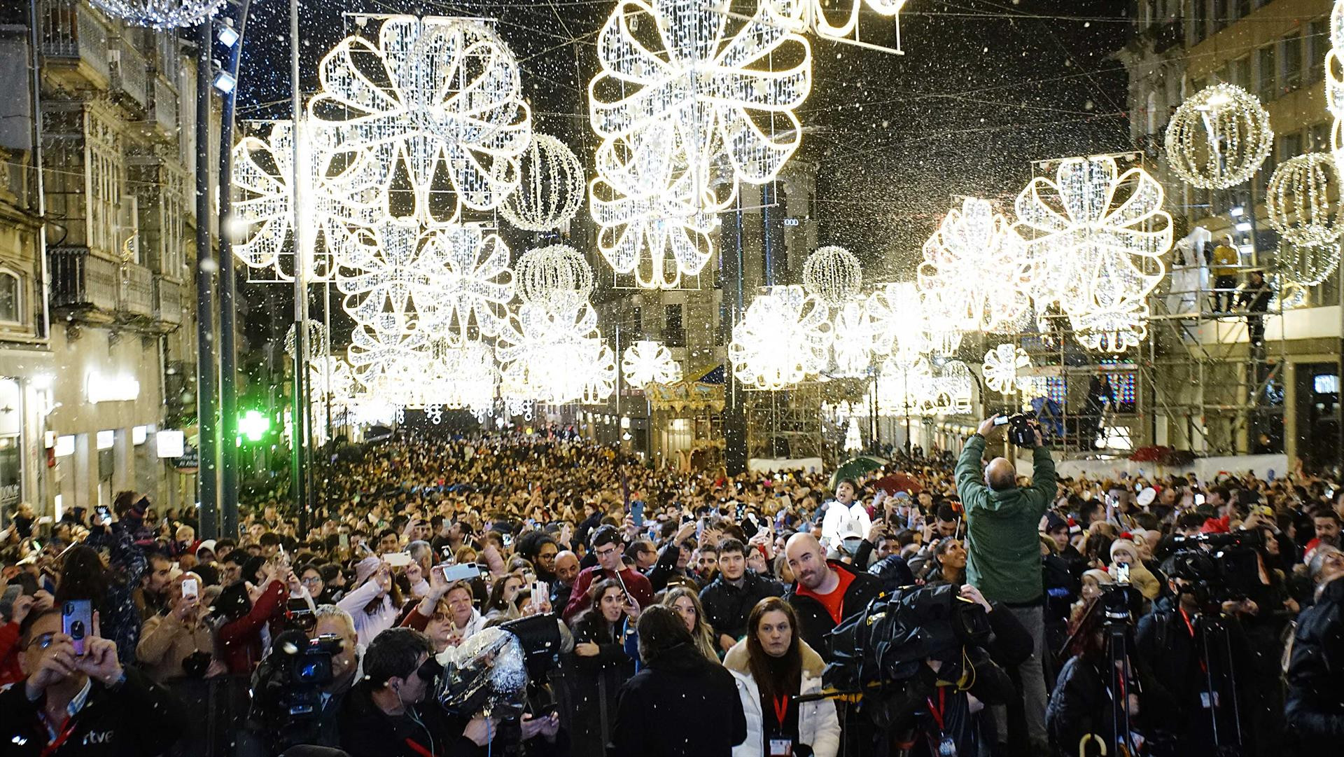 Los vigueses disfrutan del encendido de las luces de Navidad 2022. Foto: Javier Vázquez – EP