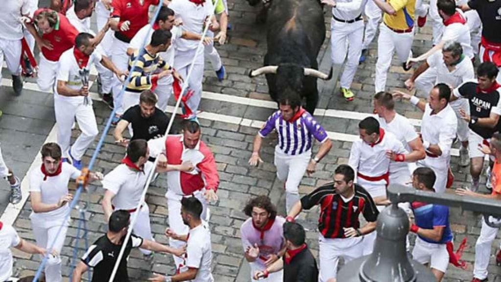 Corredores en uno de los cientos de encierros que se celebran en la provincia de Valladolid