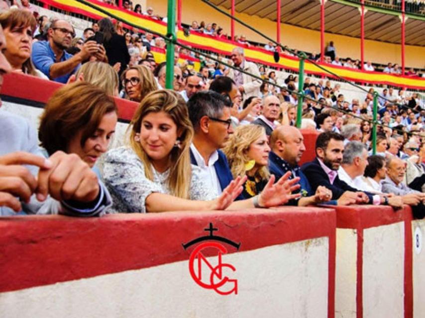 La delegada territorial de la Junta en el burladero de la plaza de toros de Valladolid