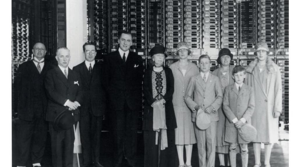 Inauguración de la central de San Marcial (San Sebastián) en la primera red automática de España. En la imagen, presidiendo el acto, la reina madre doña María Cristina y los infantes doña Beatriz, don Juan, don Gonzalo y doña Cristina en 1926.