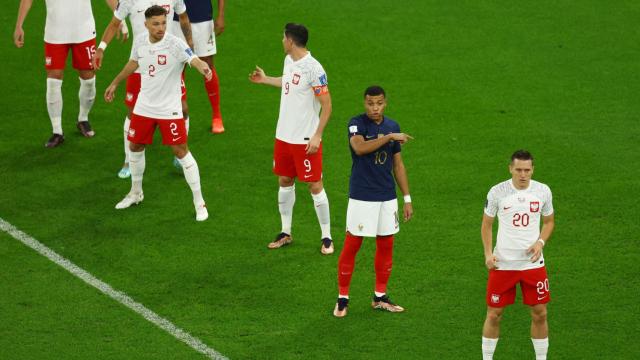 Mbappé espera un centro al área en el Francia - Polonia