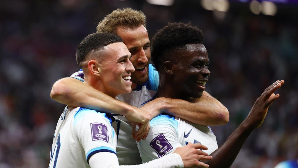 Kane celebra su gol junto a Foden y Saka.