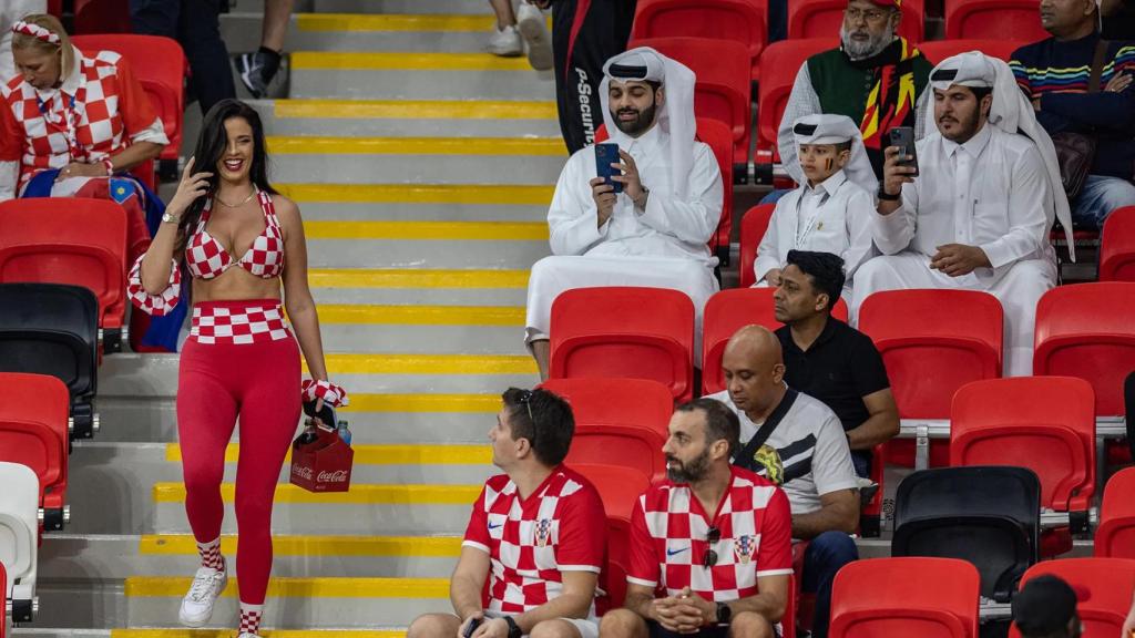 Ivana Knoll, modelo croata, en un estadio de Qatar mientras es fotografiada