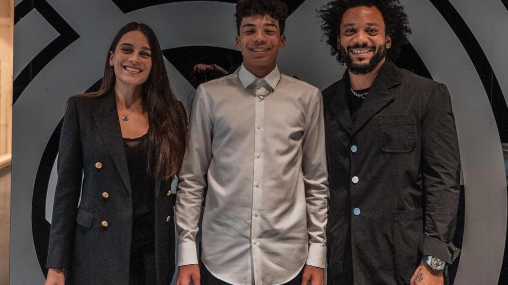 Enzo Alves Vieira, hijo de Marcelo, tras firmar su primer contrato con el Real Madrid junto a sus padres. Foto: Instagram (@enzoalvesv)