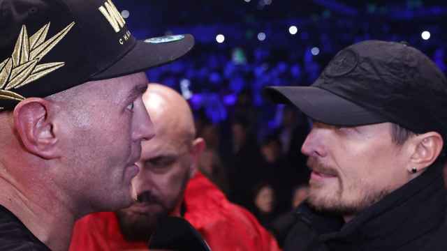 Tyson Fury, hablando con Oleksandr Usyk tras su victoria ante Chisora