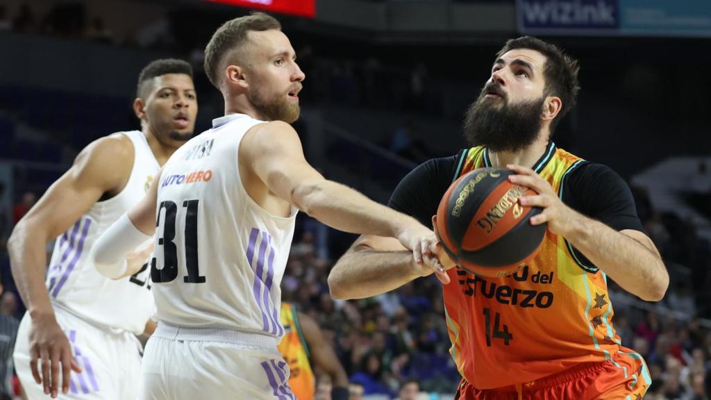 Dzanan Musa defiende una acción ante Bojan Dubljevic