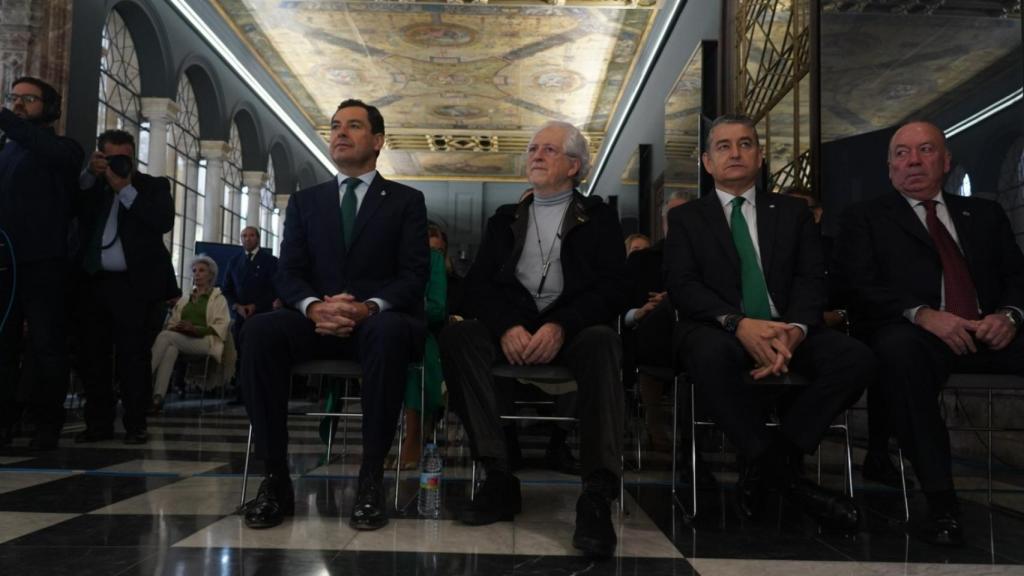 Juanma Moreno junto a Alejandro Rojas Marcos en el Día de la Bandera de Andalucía.