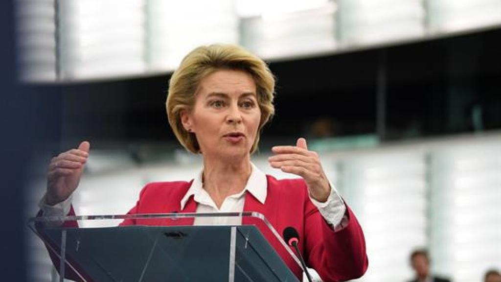 Ursula von der Leyen, presidenta de la Comisión Europea, da un discurso durante un debate en el Parlamento Europeo.