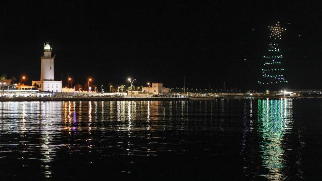 El nuevo espectáculo de drones en el Puerto abarrota el Centro de Málaga