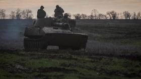 Un tanque ucraniano se encuentra con el barro en el frente