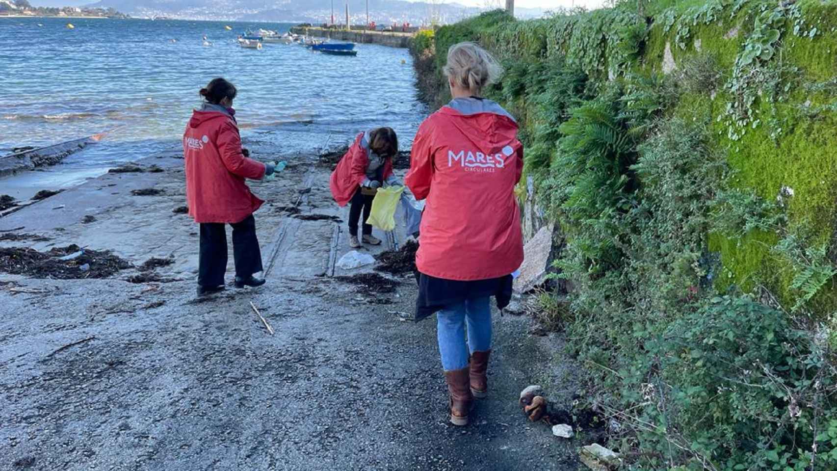 Limpieza del muelle de Massó en Cangas.