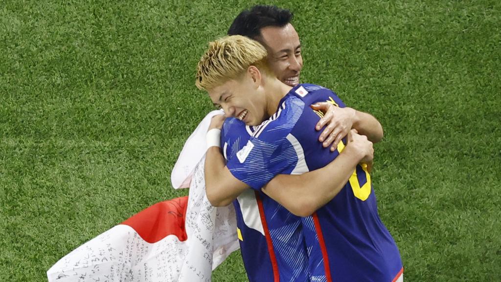 Maya Yoshida y Ritsu Doan celebran el pase de Japón a octavos.