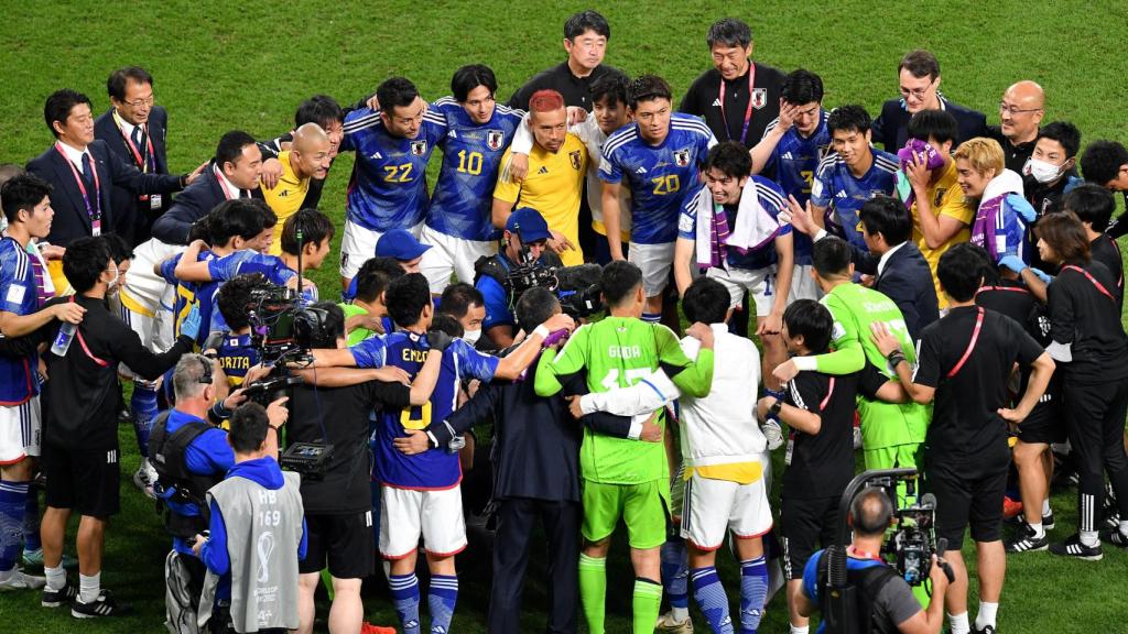 La selección japonesa haciendo piña tras su victoria frente a España.