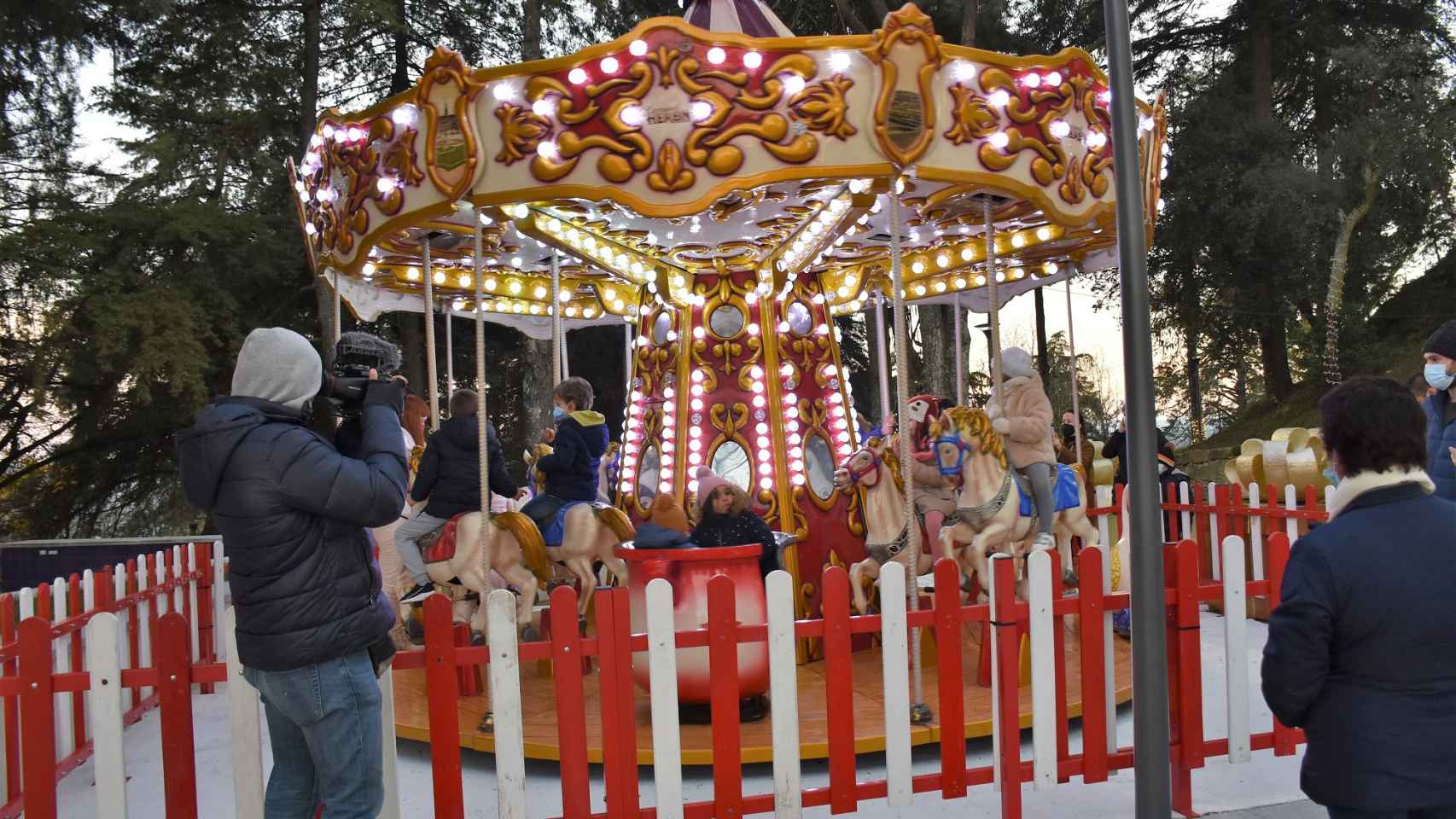 Una carrusel parisino de época para diversión de los más pequeños