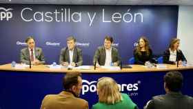 El presidente del Partido Popular de Castilla y León, Alfonso Fernández Mañueco, clausura el Comité Ejecutivo Autonómico del PP con Carbayo a la izquierda de la imagen