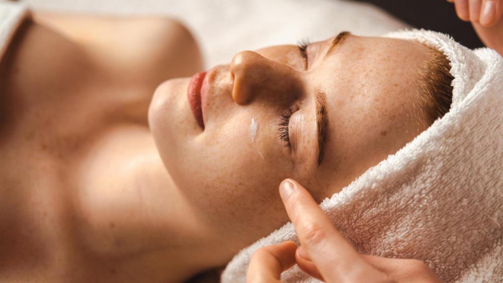 Mujer recibiendo tratamiento facial Indiba.