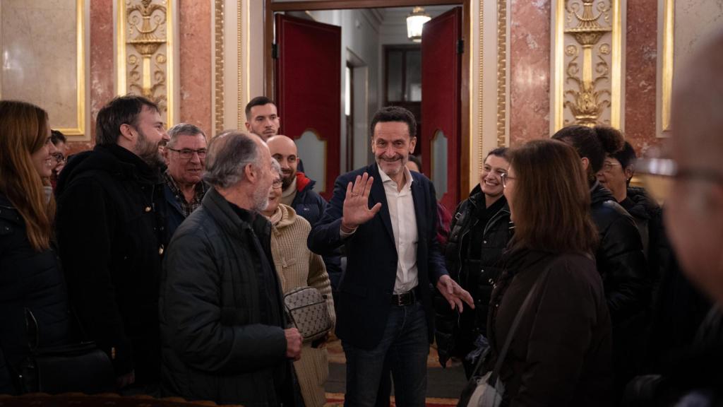 Edmundo Bal se encuentra, por sorpresa, con una visita guiada en el Congreso.