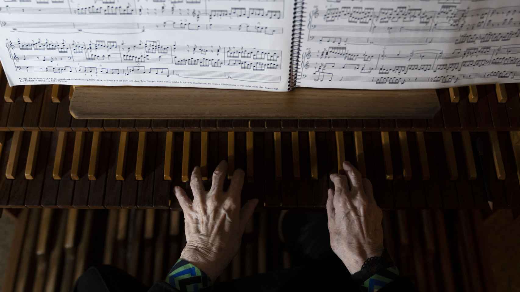 Montserrat Torrent practica una partitura en el órgano de su casa