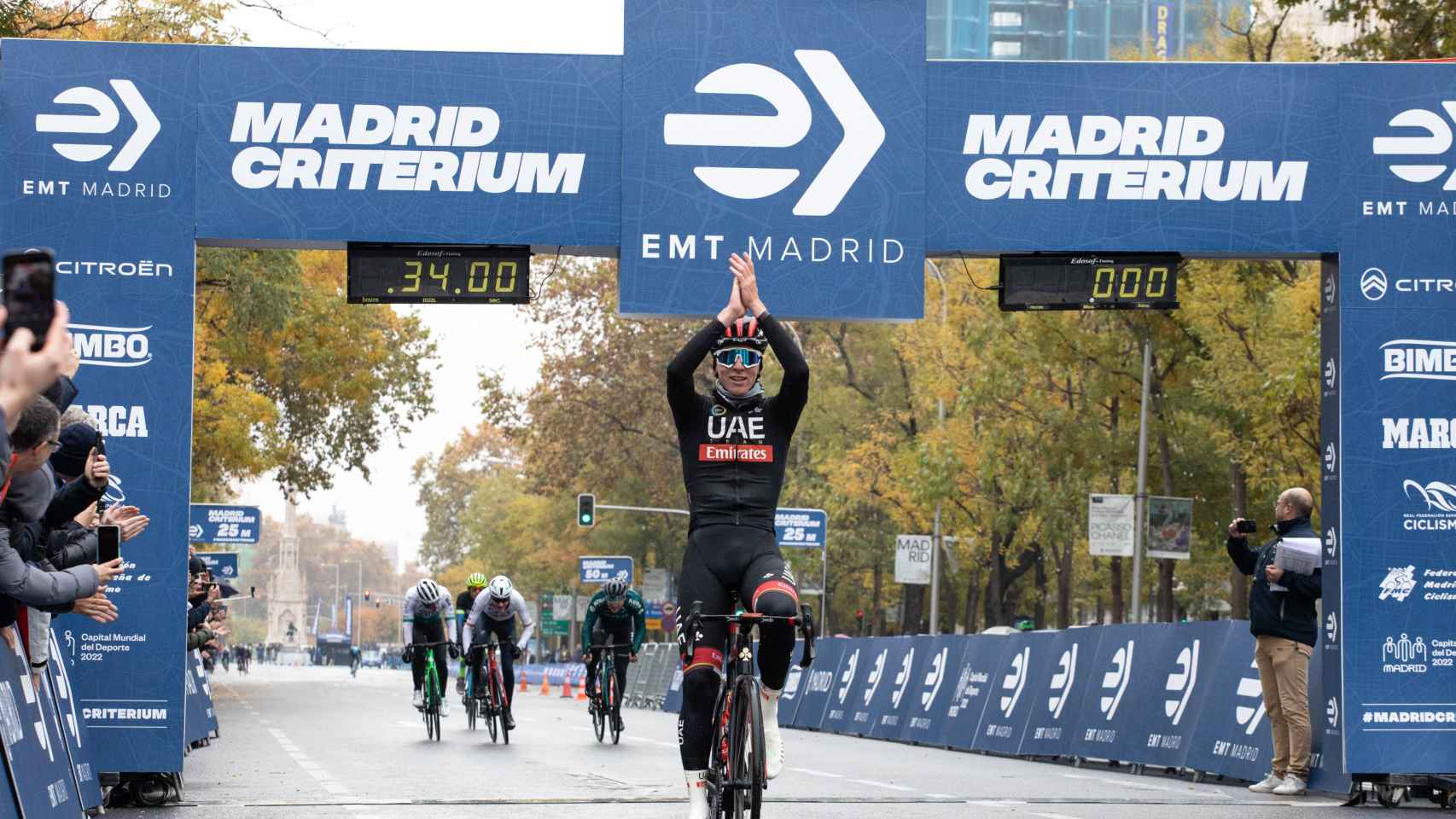 Tadej Pogaçar celebra la victoria en el Madrid Criterium